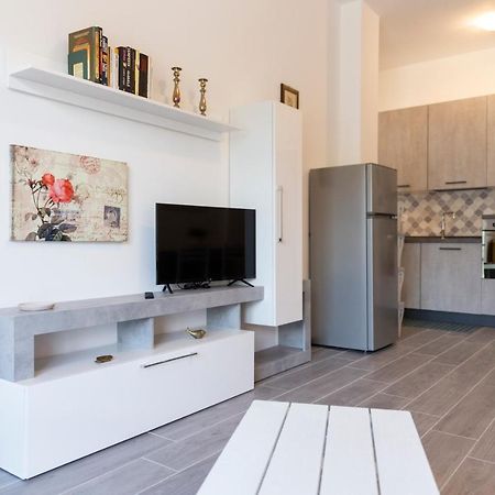 Gray Pearl - Modern Apartment In City Center Арона Экстерьер фото