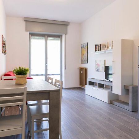 Gray Pearl - Modern Apartment In City Center Арона Экстерьер фото