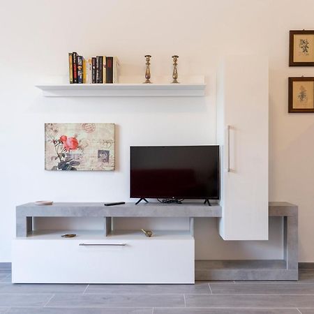 Gray Pearl - Modern Apartment In City Center Арона Экстерьер фото