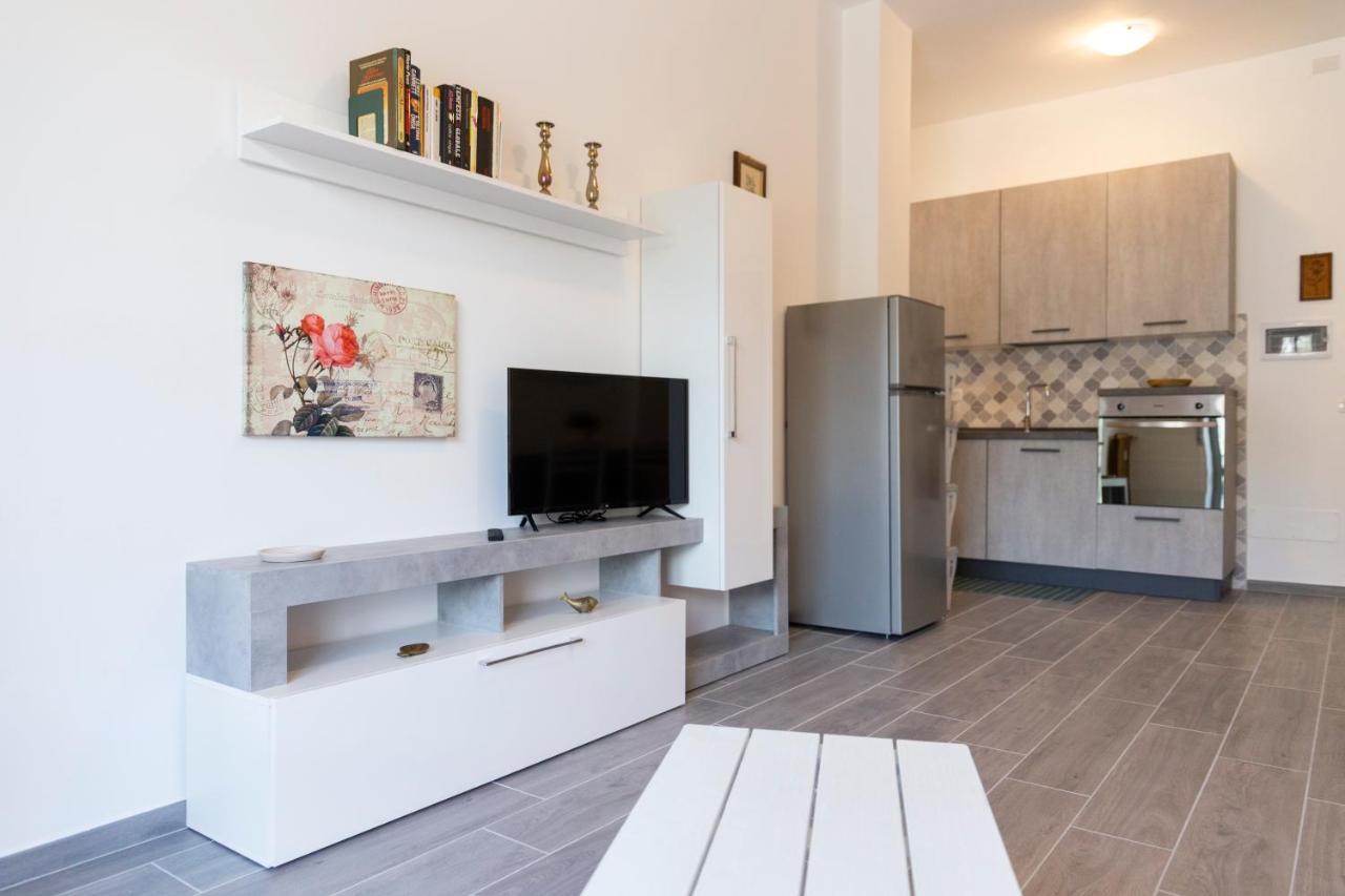 Gray Pearl - Modern Apartment In City Center Арона Экстерьер фото