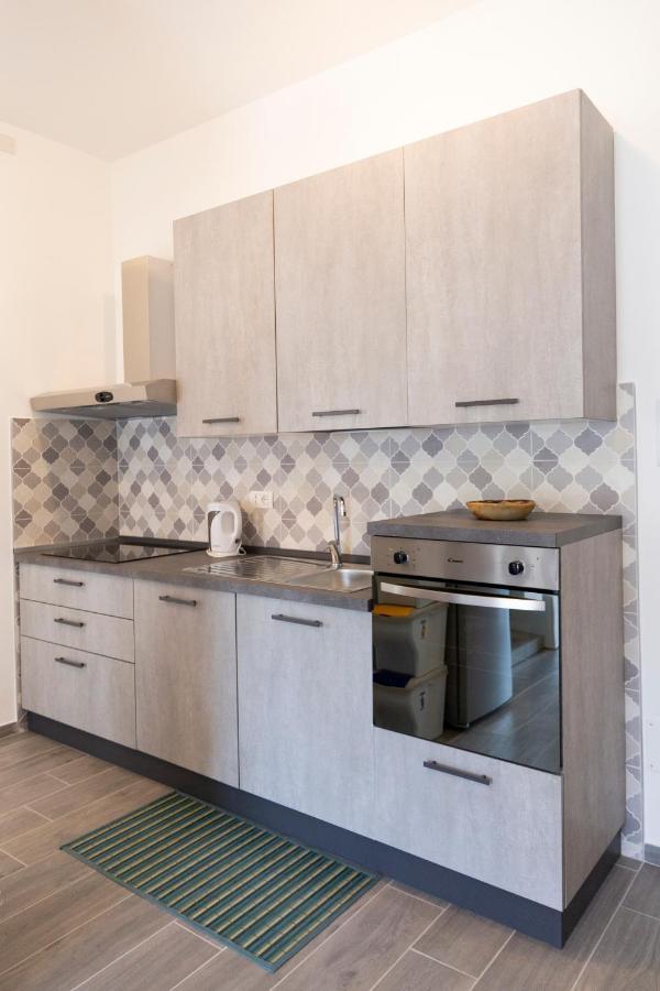 Gray Pearl - Modern Apartment In City Center Арона Экстерьер фото