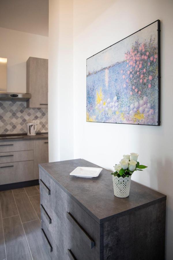 Gray Pearl - Modern Apartment In City Center Арона Экстерьер фото